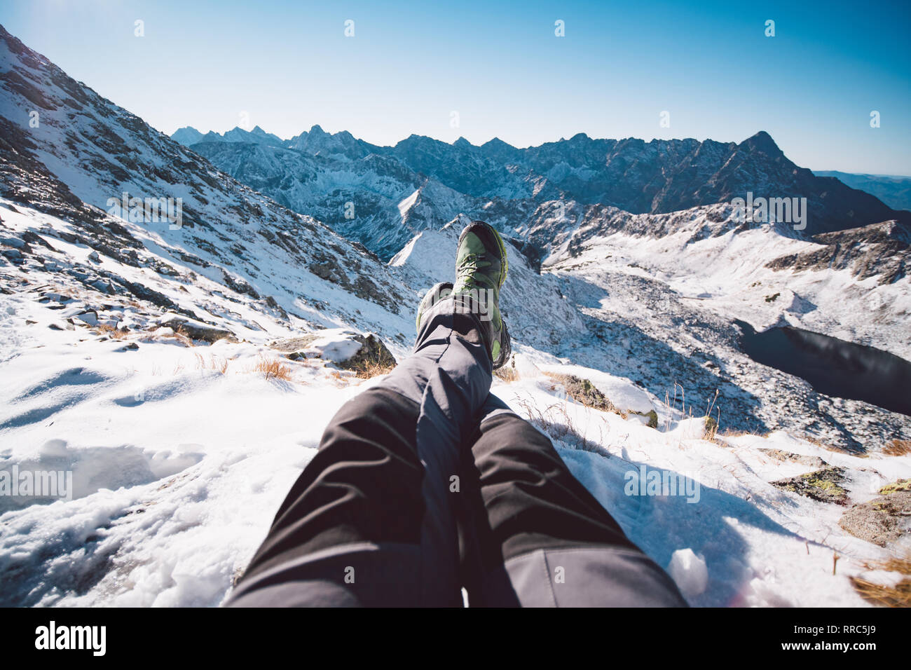 POV di un uomo disteso sulla neve in montagna Foto Stock