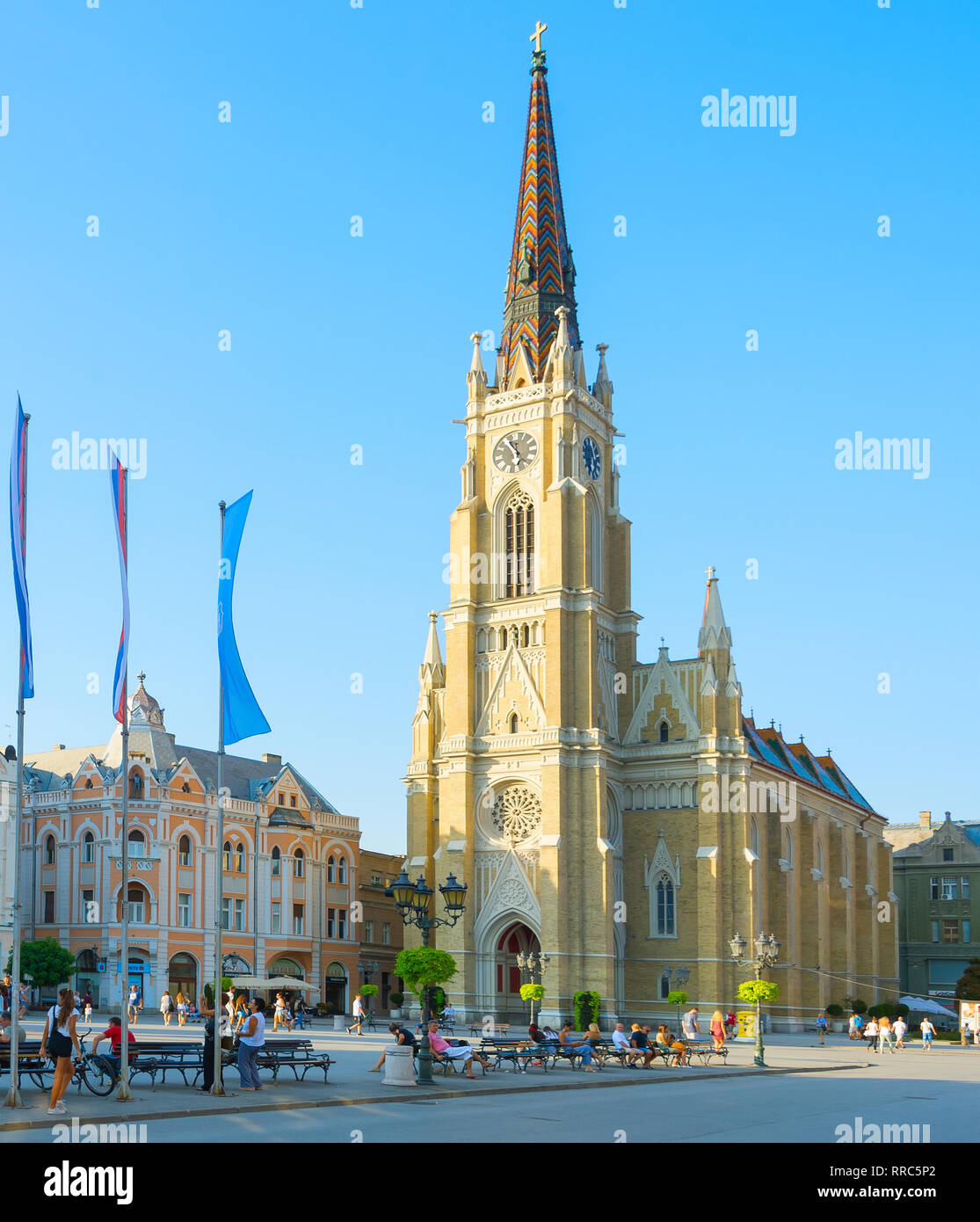 NOVI SAD SERBIA - Agosto 26, 2017: persone presso la Piazza della Libertà. Novi Sad è la seconda città più grande della Serbia. Foto Stock