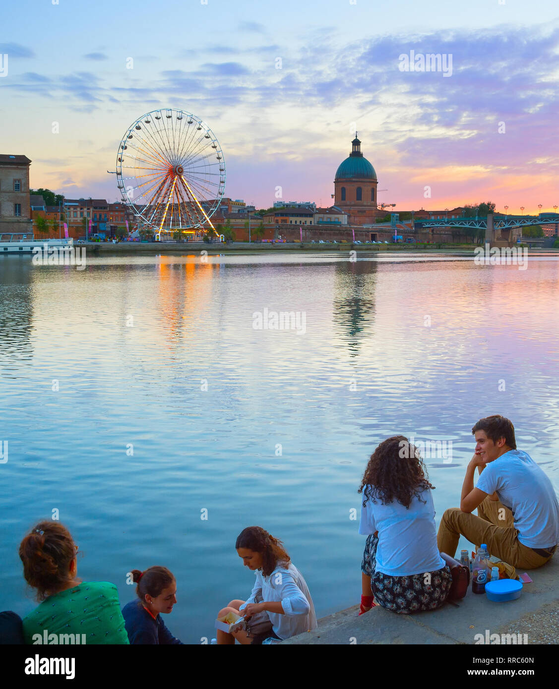 TOULOUSE, Francia - 13 agosto 2017: Persone in appoggio all'argine del fiume Garone a Tolosa. Tolosa è la capitale della regione di Occitanie Foto Stock