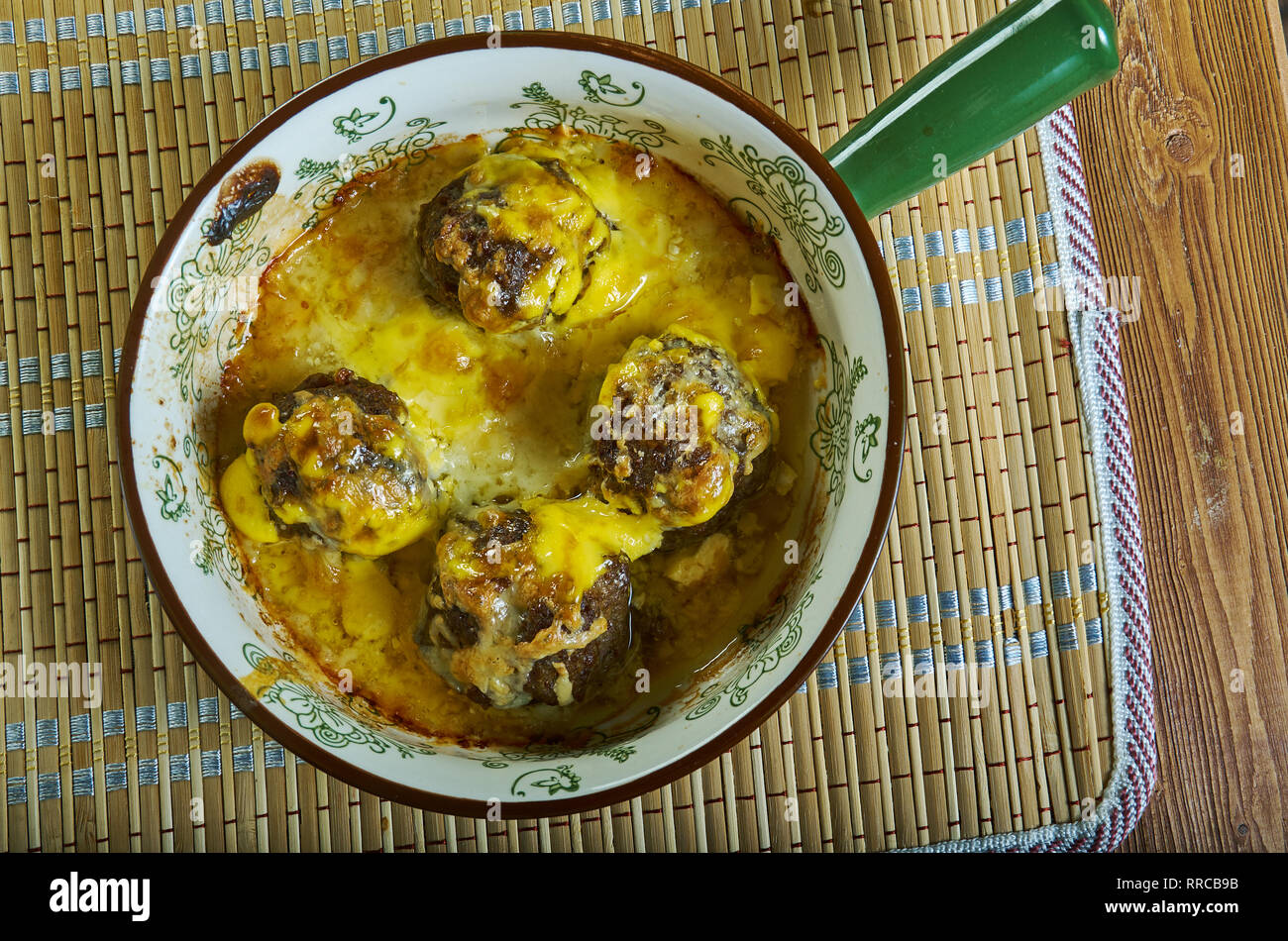 Polpette con formaggio e conchiglie casseruola , affogati in una cremosa salsa di carne di manzo e guarnita con imburrato cracker sbriciolati Foto Stock