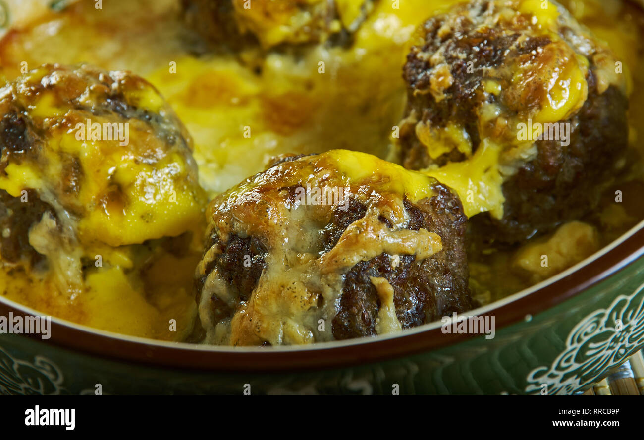 Polpette con formaggio e conchiglie casseruola , affogati in una cremosa salsa di carne di manzo e guarnita con imburrato cracker sbriciolati Foto Stock