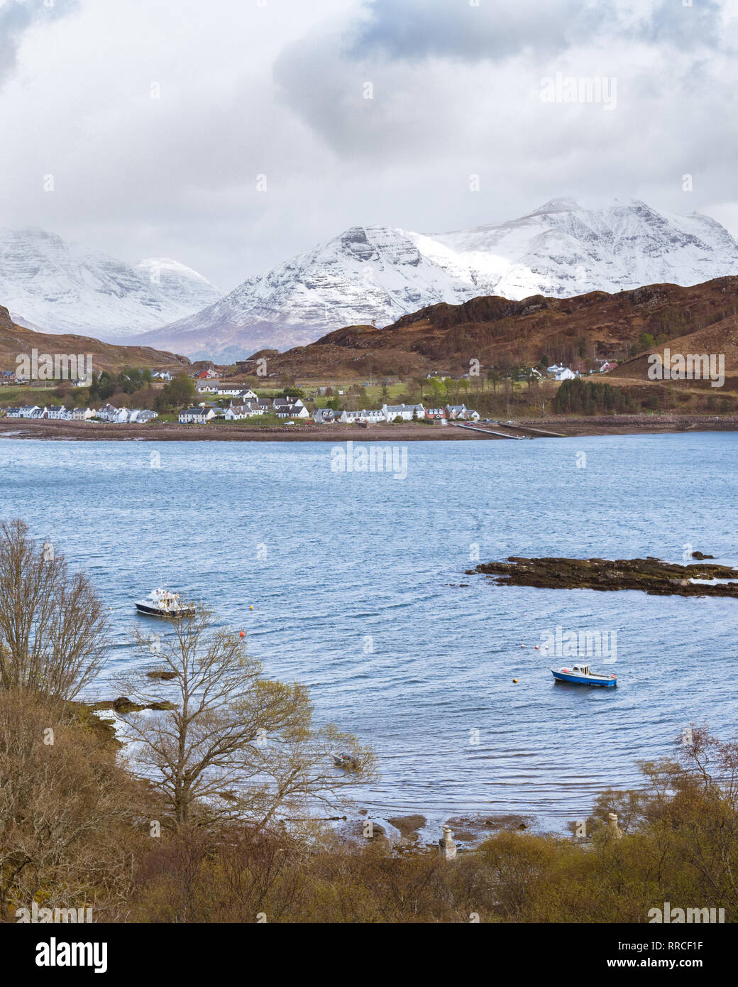 Villaggio Shieldaig sul Loch Shieldaig con il Torridon montagne di Beinn Alligin e Liathach, Wester Ross, Northwest Highlands, Scozia Foto Stock