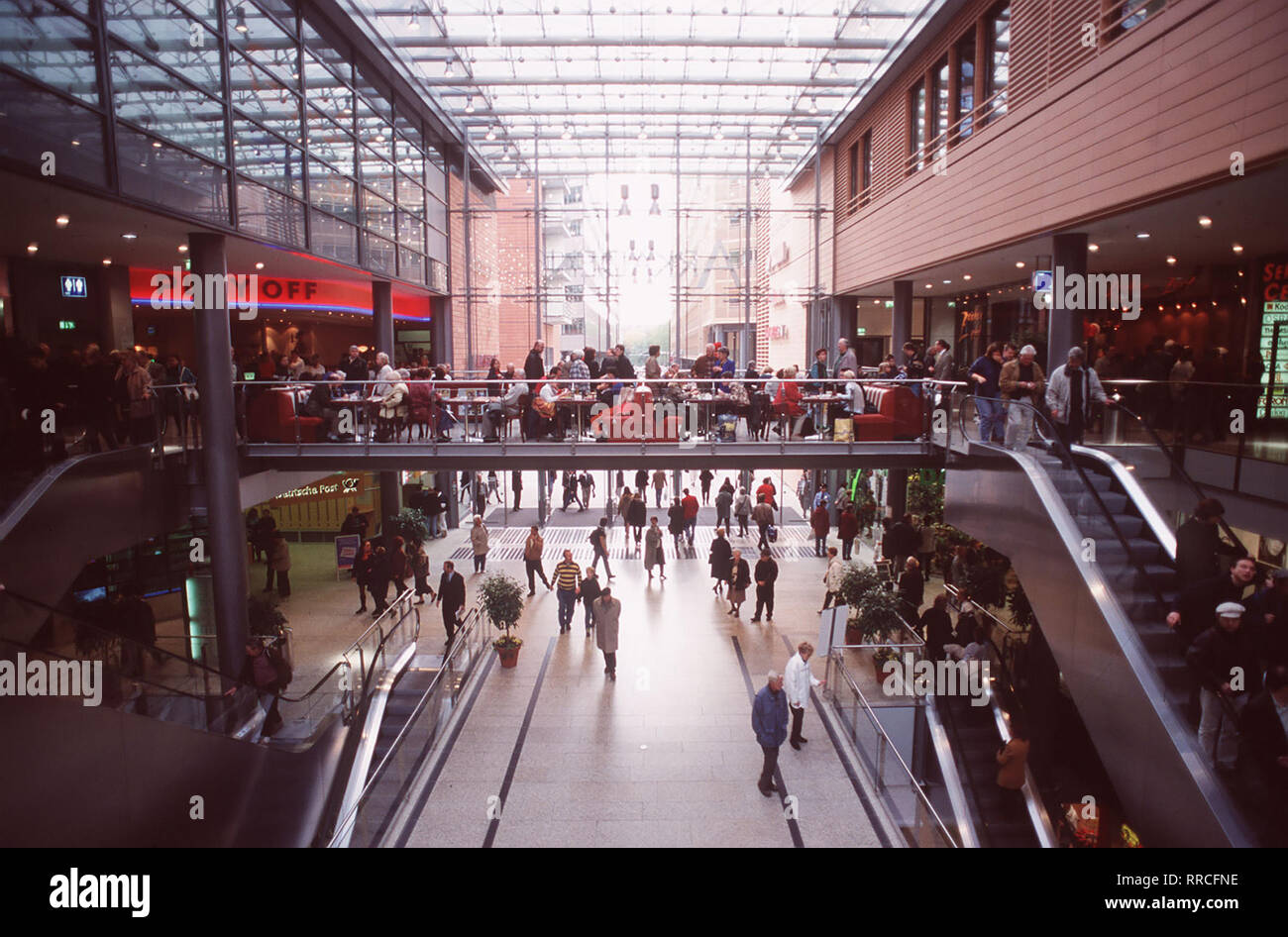 Während oben täglich bis zu 100.000 Besucher durch die Potsdamer Platz Arkaden (Foto), Den dreigeschos-sigen Einkaufstempel bummeln oder auf dem Marlene-Dietrich-Platz ihren Kaffee trinken, wird die Stadt in der Stadt unter der Erde mit allen wichtigen Waren beliefert. Ohne störung, ohne Lärm und lästige Staus - ein in dieser dimensione einmaliges bisher Projekt... aka. Der Bauch vom Potsdamer Platz / Überschrift: DAIMLER UNTERWELT dei citys Foto Stock