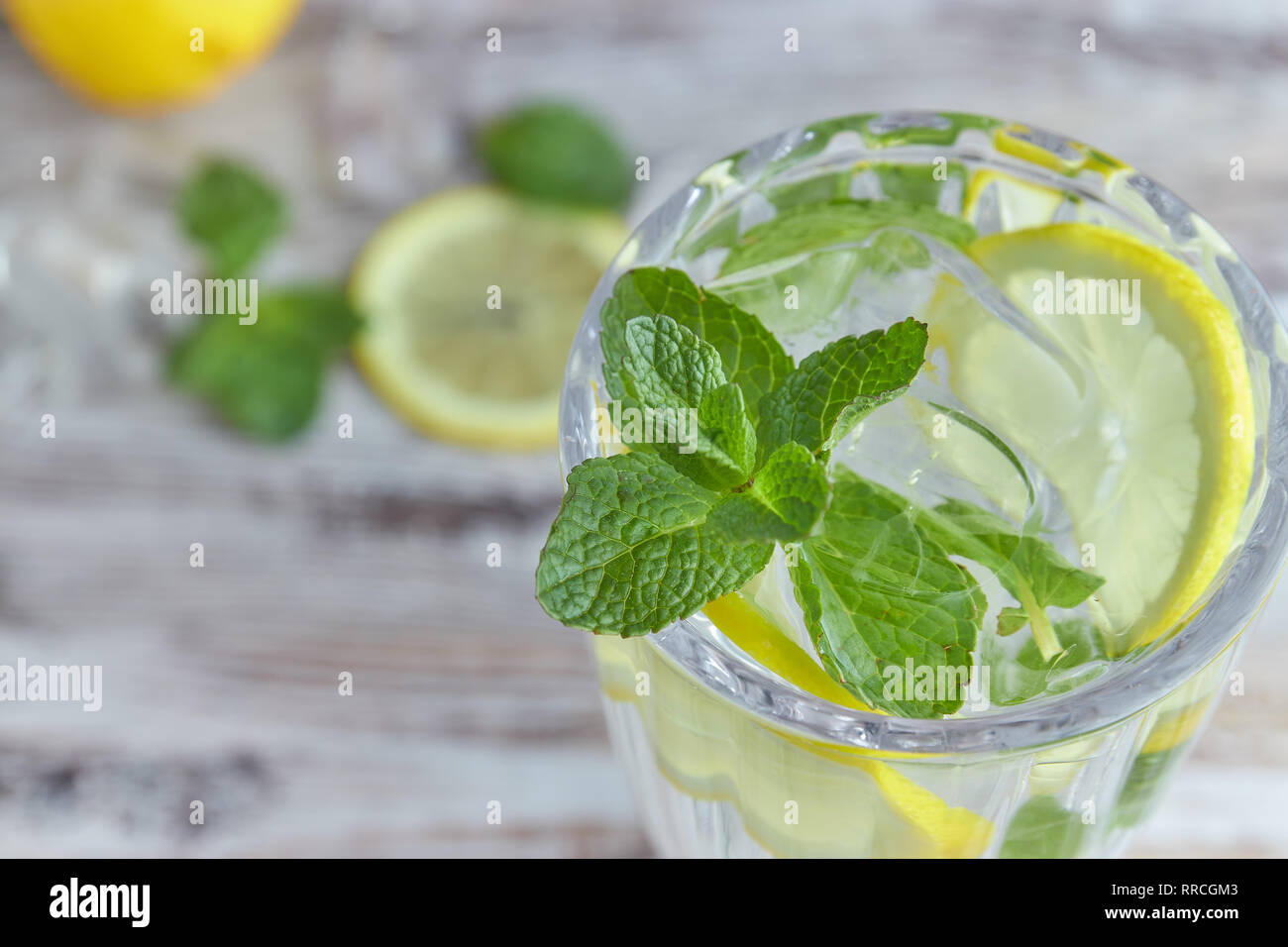 Un bicchiere di acqua fresca con ghiaccio, limone e menta. Messa a fuoco  selettiva. dissetante bevanda estiva. grande Foto stock - Alamy