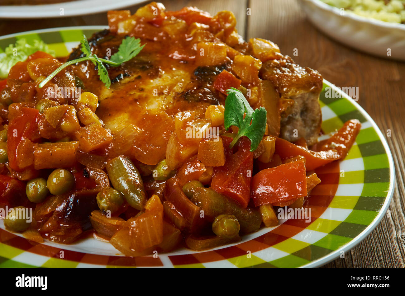 English spalla piccante costolette di maiale con pomodori e peperoni Foto Stock