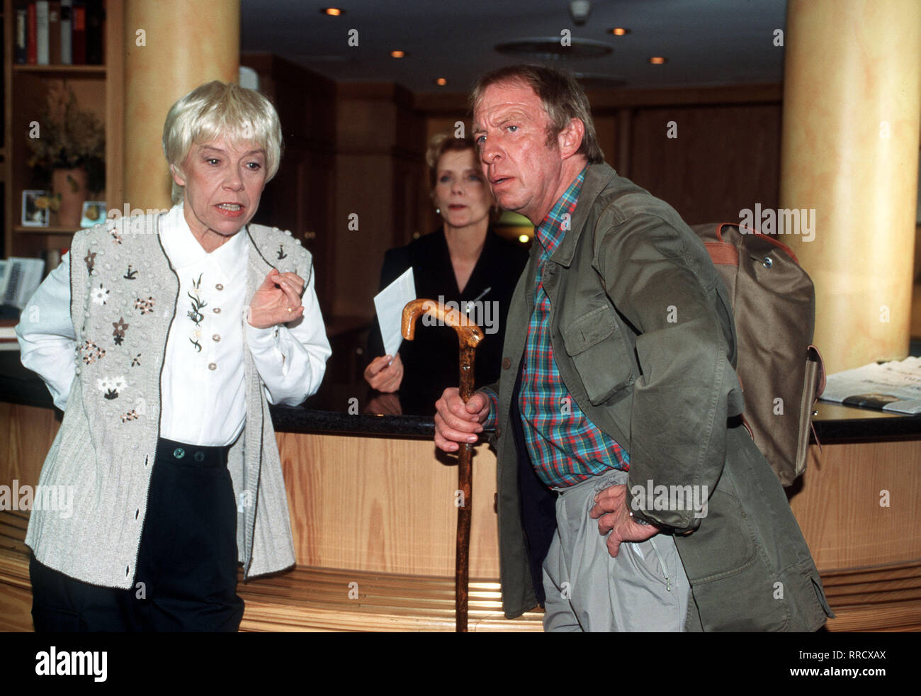 Evelyn Hamanns Geschichten aus dem Leben / Folge: Kurschatten / Die Verkaufsleiterin der Druckerei, Brigitte Meister (EVELYN HAMANN) steht vor der schweren Aufgabe den ehemals besten Kunden Martin Starck (ULRICH PLEITGEN) zurückzu-gewinnen. Anche folgt sie ihm in die Kur und sorgt für seinen Kurschatten. Ihre Anhänglichkeit wird gründlich mißverstanden. Szene mit ANGELIKA THOMAS, m. / V / , 03DFAhamann / Überschrift: EVELYN HAMANNS GESCHICHTEN Aus dem Leben Foto Stock