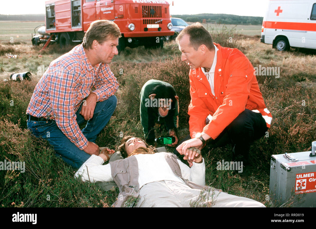 Unser Charly / Folge: Albträume / Michaela (KARIN KIENZER) stürzt nach Ausfall dem des Piloten Mit einem kleinen Privatflugzeug ab. Ihr Ehemann Max Henning (RALF LINDERMANN, l.), charly und der Notarzt (JÜRGEN F. SCHMIDT) versuchen am Unglücksort zu helfen ... / V / , 25DFAcharly2 / Überschrift: UNSER CHARLY / D 1999 Foto Stock