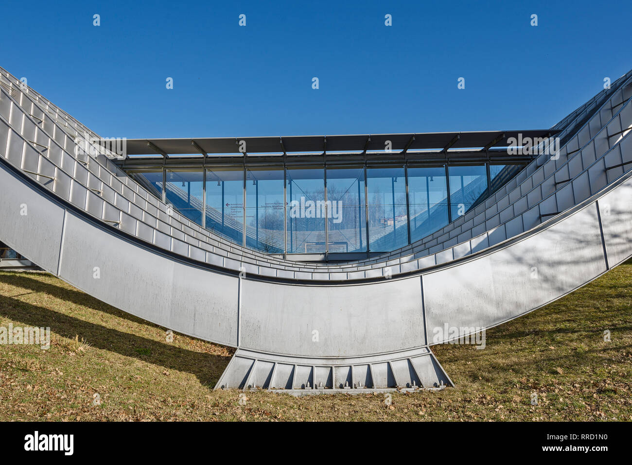 La capitale della Svizzera ha un nuovo emblema, il Zentrum Paul Klee. Il museo è stato progettato da Renzo Piano nella forma di un'onda a Berna, Svizzera Foto Stock