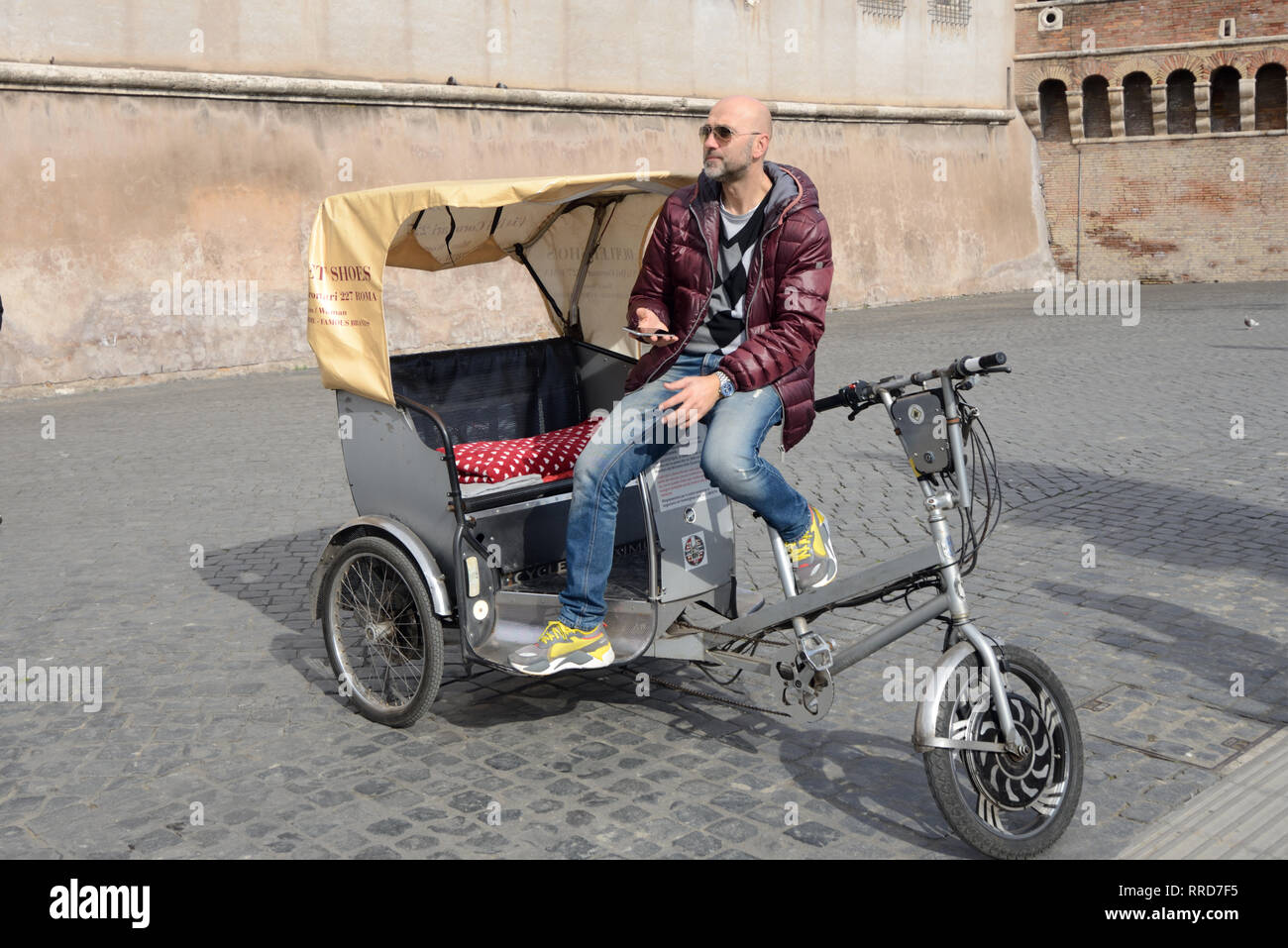 Il triciclo o Ciclo Rickshaw conducente in attesa per i clienti a Roma Italia Foto Stock