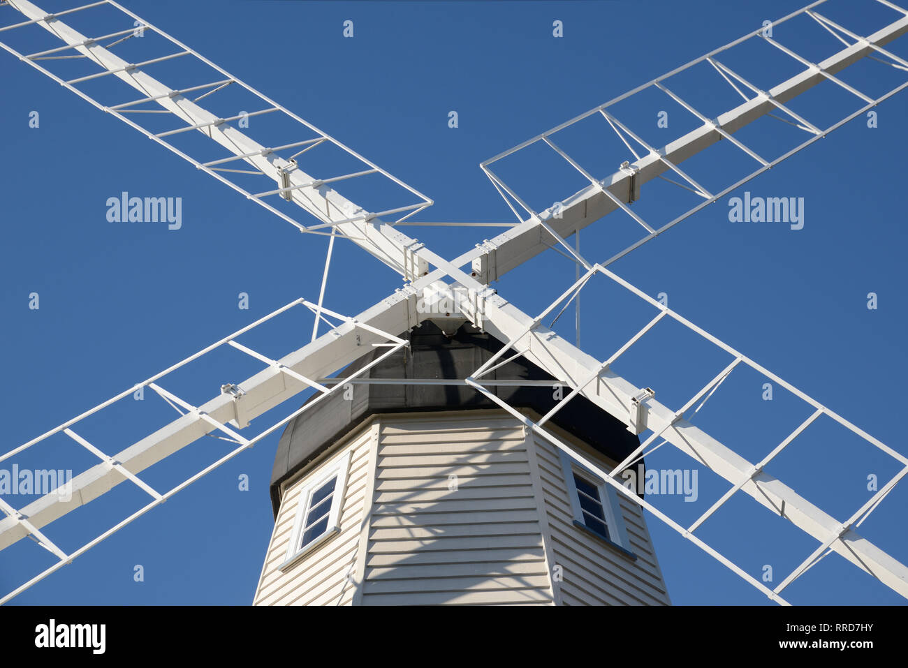 Le pale di un mulino bianco si stagliano contro il cielo blu a fondatori Museum di Nelson, Nuova Zelanda Foto Stock