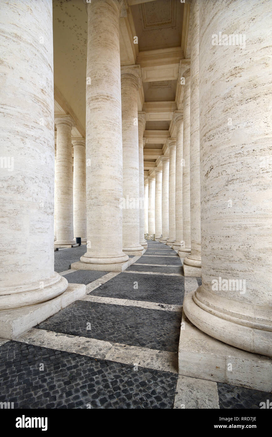 Punto di fuga e le righe o le linee della classica o stile Neoclassico colonne definendo la Circolare Piazza San Pietro Città del Vaticano Roma Foto Stock