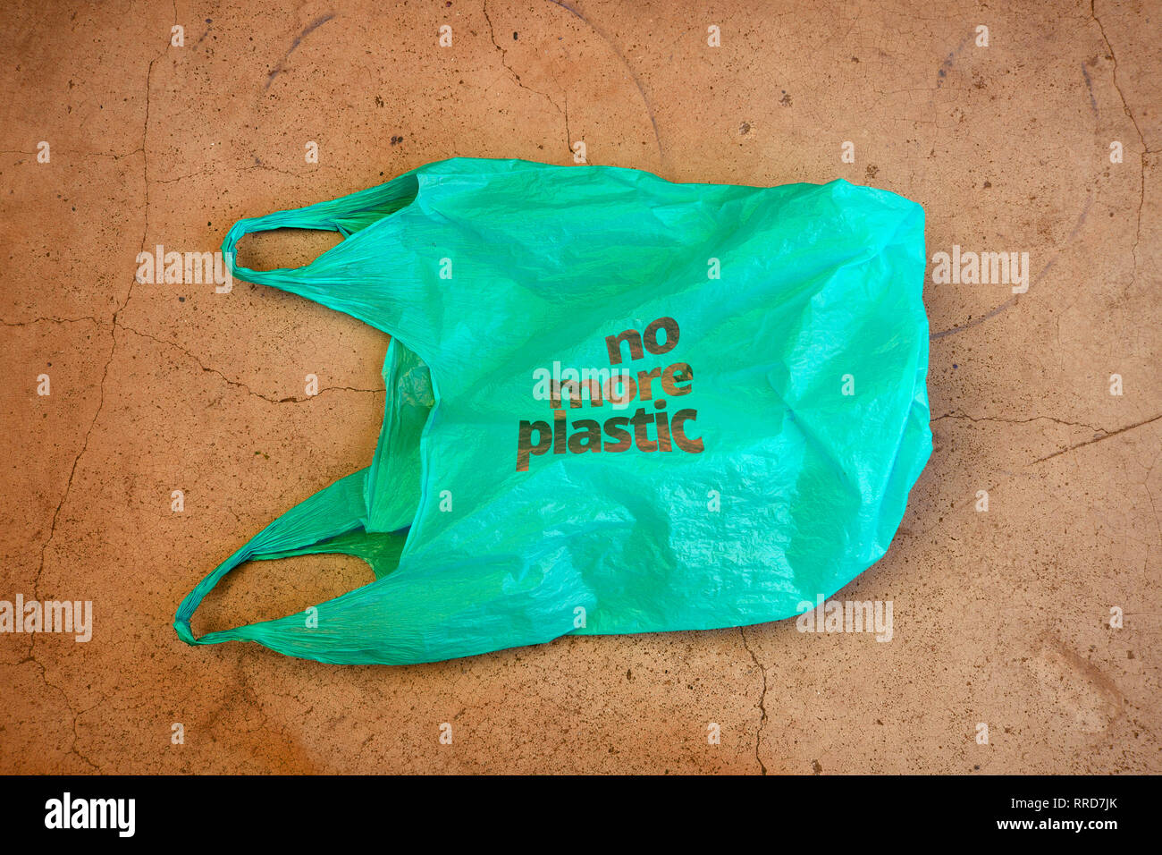 Assenza di plastica. La consapevolezza ambientale cura vendetta shot. Essa mostra un verde il sacchetto di plastica con motto non più in plastica. Foto Stock