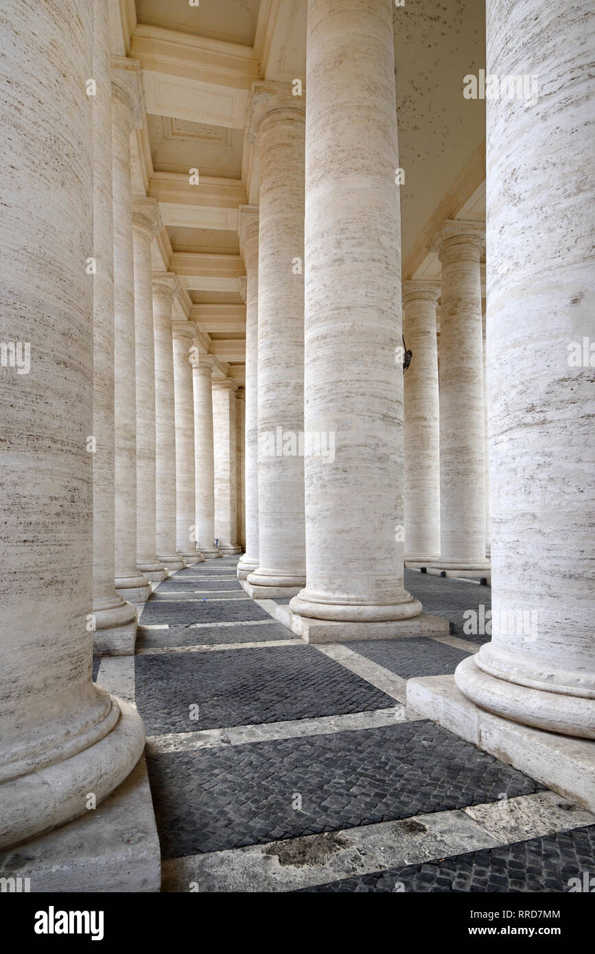 Le righe o le linee della classica o stile Neoclassico colonne definendo la Circolare Piazza San Pietro Città del Vaticano Roma Foto Stock