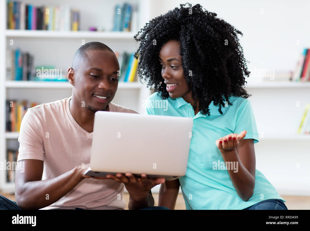 African American matura la ricerca di lavoro online con il computer in ambienti chiusi in casa Foto Stock