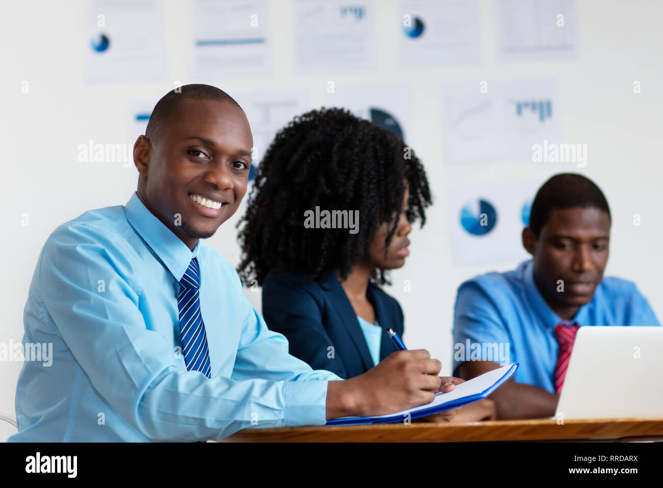 Felice African American financial advisor con il team aziendale di Office Foto Stock