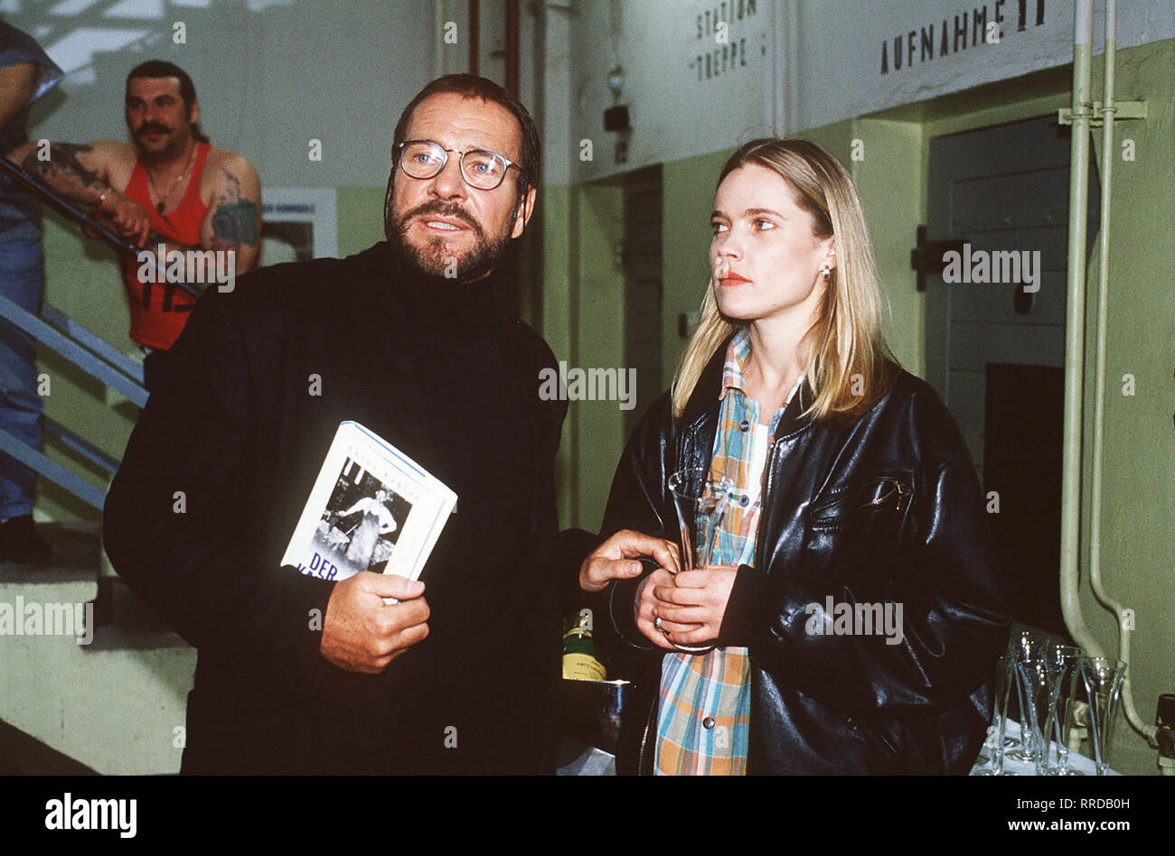DER SANDMANN Henry Kupfer (GÖTZ GEORGE) wird im Gefängnis zum Bestsellerautor umjubelten. Die TV-Moderatorin Sabine Amman möchte ihn in ihre Talkshow einladen, um ihn dort in aller Öffentlichkeit rückfälligen als mörder zu outen. Die junge, ehrgeizige Redakteurin Ina Littmann (KAROLINE EICHHORN) erhält den Auftrag, eigenverantwortlich das Leben Kupfers zu recherchieren und ihn zu überreden, in der Talkshow aufzutreten. Regie: Nico Hofmann / Überschrift: DER SANDMANN / BRD 1995 Foto Stock