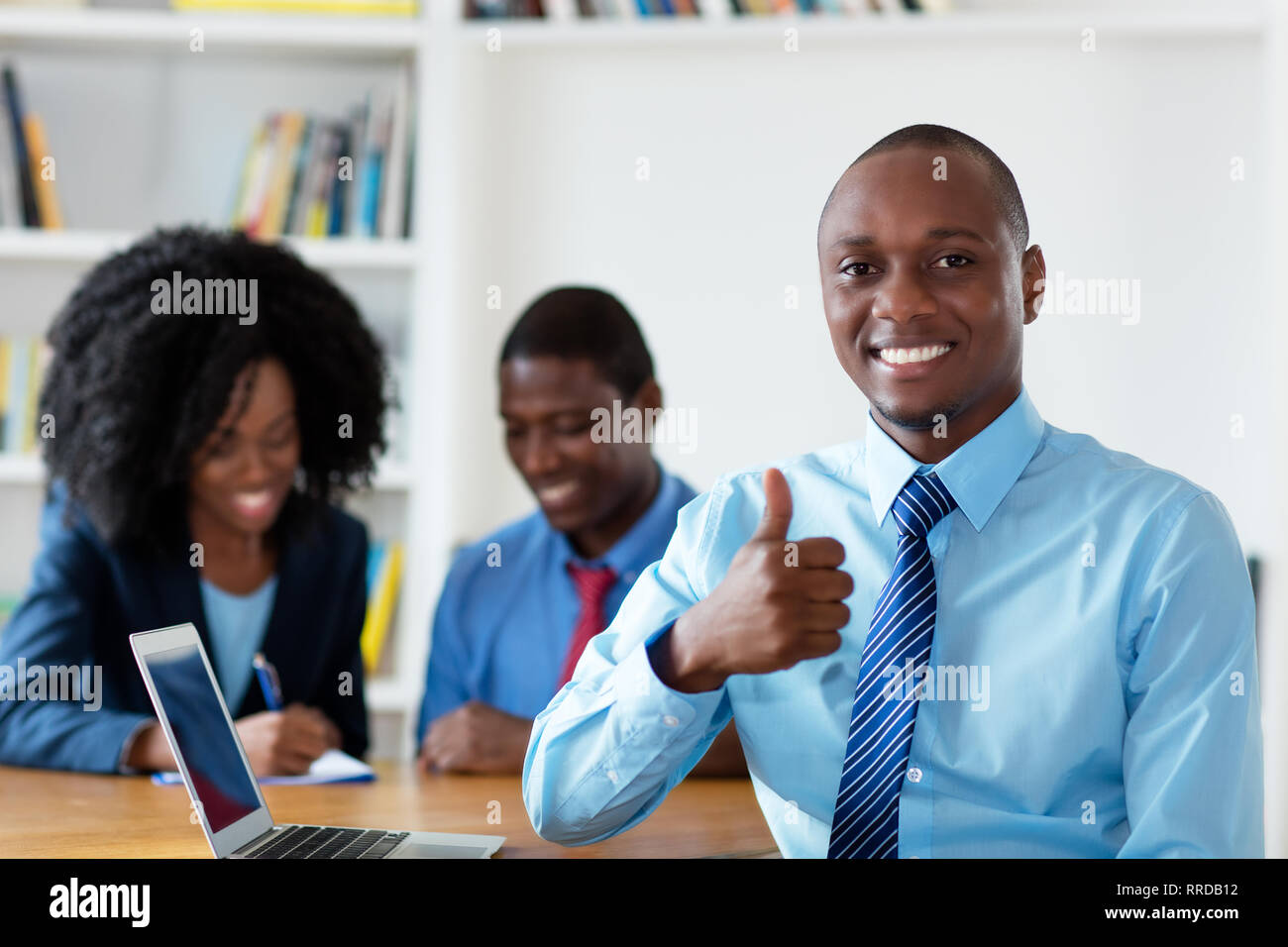 Il successo americano africano di advisor finanziario con il team aziende in ufficio Foto Stock