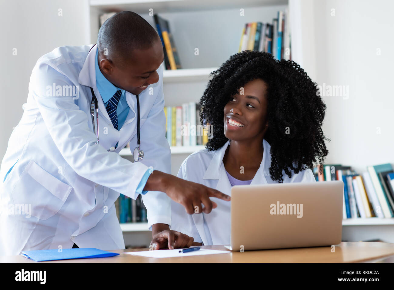African American maschio medico e infermiere lavorando al computer in ospedale Foto Stock