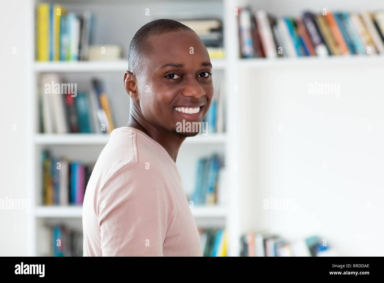 Felice di ridere African American Uomo con testa calva al chiuso in casa Foto Stock