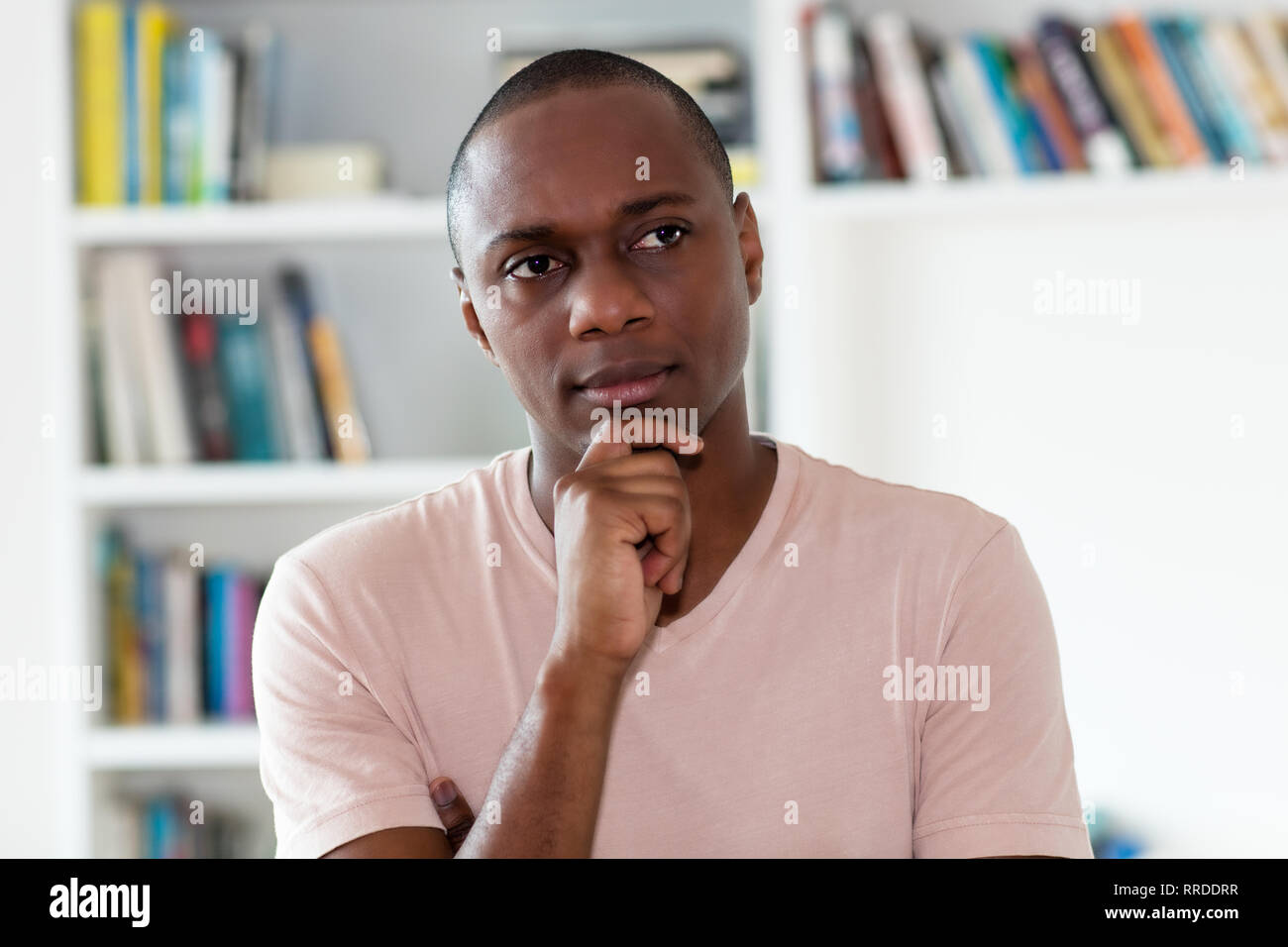 Il pensiero americano africano Uomo con testa calva al chiuso in casa Foto Stock