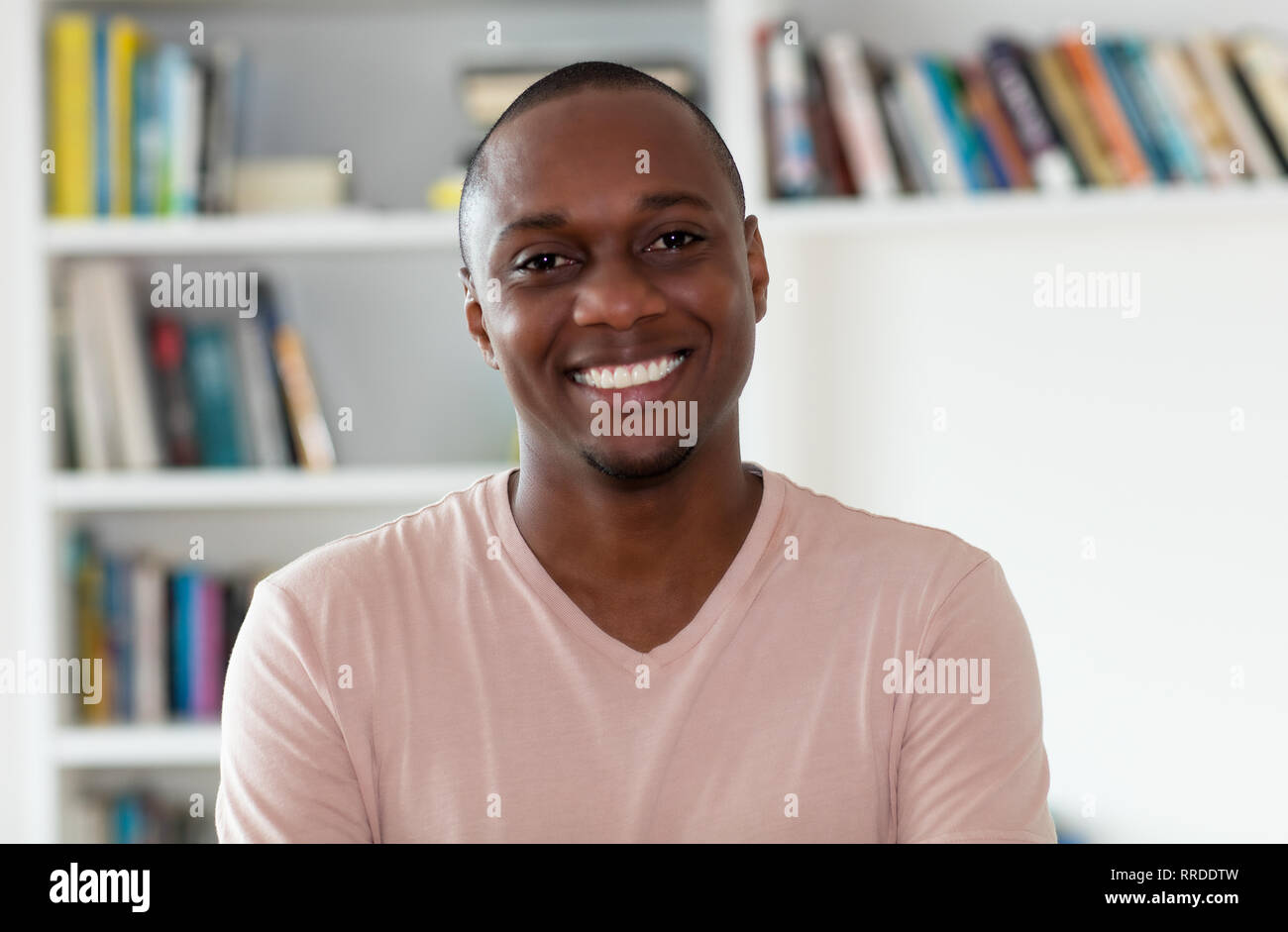 Bello African American Uomo con testa calva al chiuso in casa Foto Stock