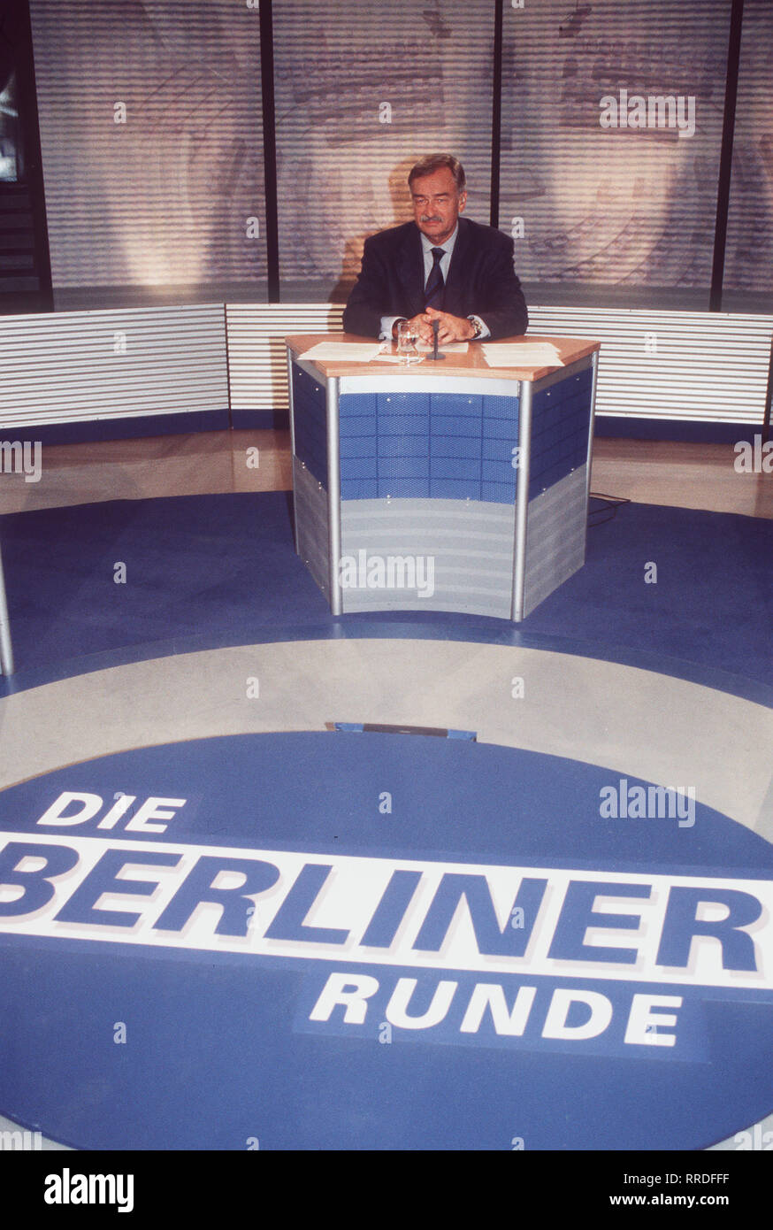 Berliner Runde - Neues Moderatorenporträt: PETER ELLGAARD im Studio. Thema heute: Die Wahl in Renania settentrionale-Vestfalia. aka. Leitung: Peter Ellgaard / Überschrift: BERLINER RUNDE / BRD 2000 Foto Stock