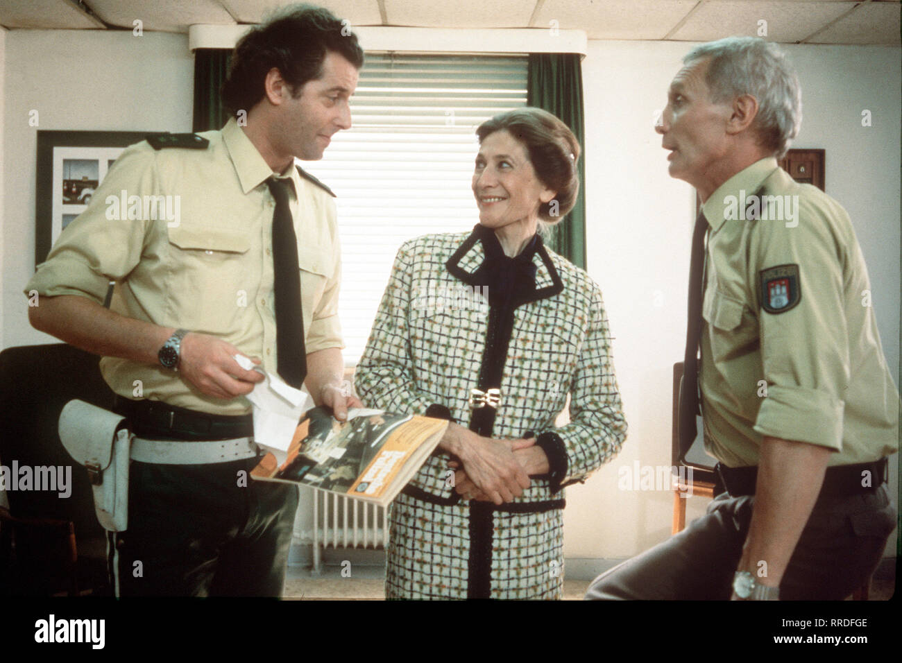 GROßSTADTREVIER / Der Reporter / KAY SABBAN - Neithard Köhler / HELGA FEDDERSEN - Frau Reimers, Polizistenwitwe / ARTHUR BRAUSS - Richard blocco / EM / , 14DFArevier / Überschrift: GROßSTADTREVIER Foto Stock