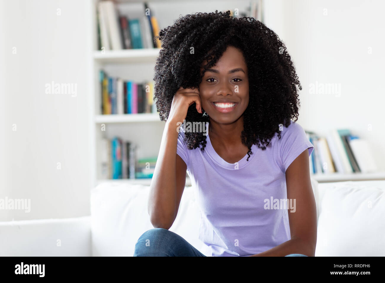 Bella ridere americano africano donna al chiuso in casa Foto Stock