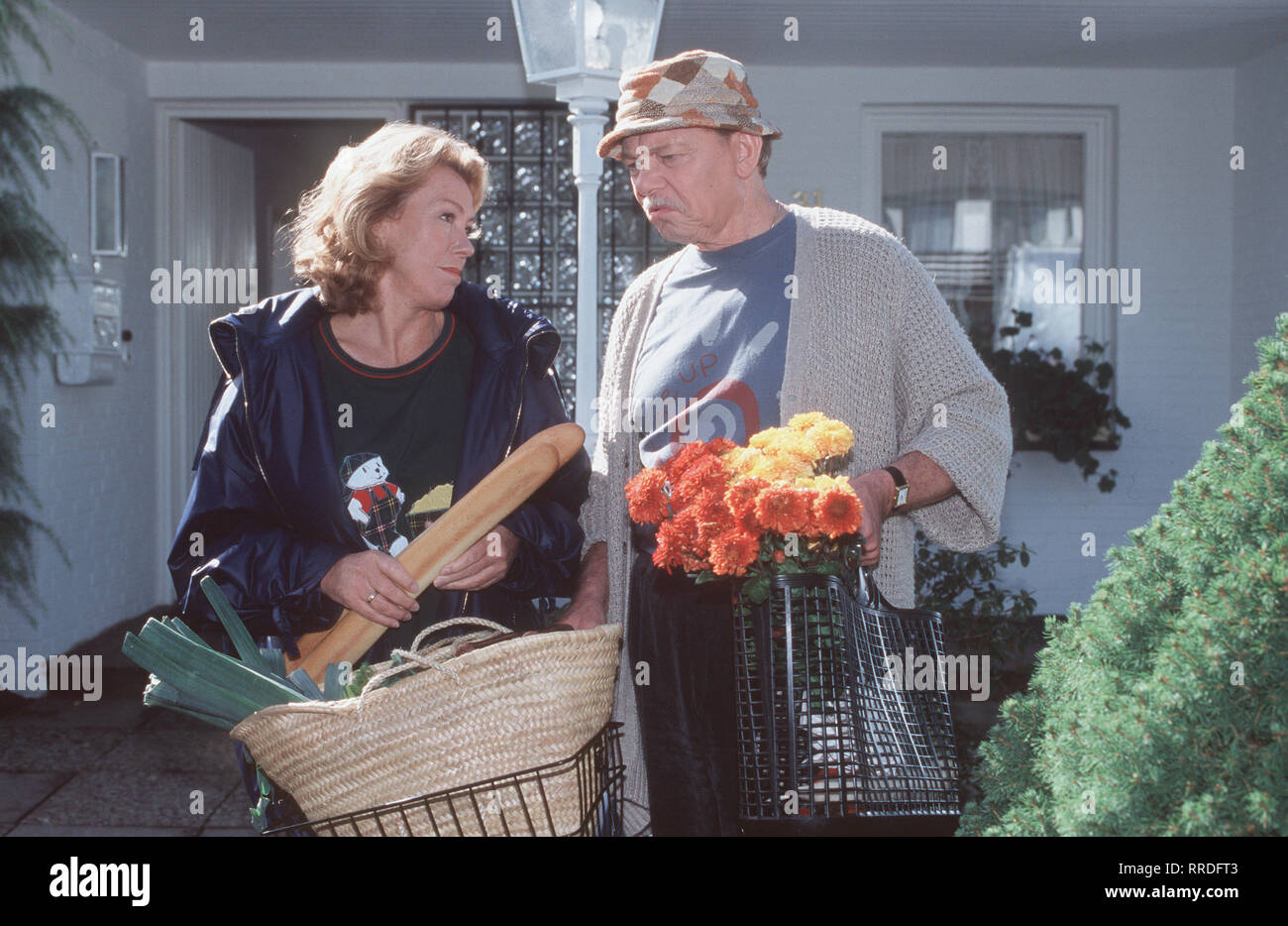 DER KLEINE DACHSCHADEN- Annerose Beck (GABY DOHM) und ihr Gatte Hajo (UWE FRIEDRICHSEN) haben den Einstieg ins Pensionärsleben geschafft. Doch die Idylle wird getrübt durch den kleinen reparaturbedürftigen Dachschaden am Haus, der sie, trotz viel Geduld, an den Rand des Wahnsinns treibt. Regie: Joachim Roering aka. Eine feucht-frÜhliche KomÜdie / Überschrift: Der kleine DACHSCHADEN / BRD 1997 Foto Stock