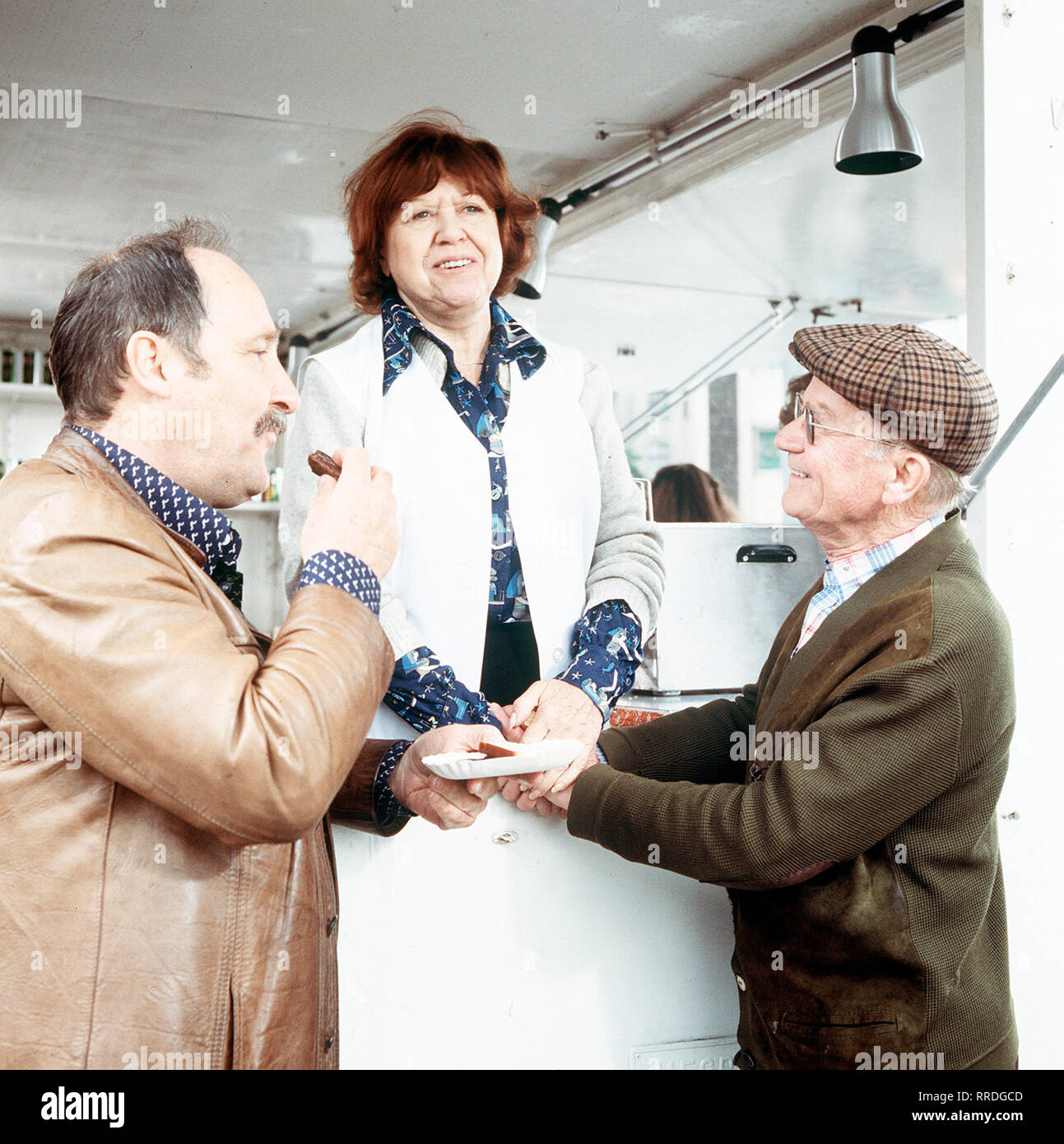 DREI DAMEN VOM GRILL / Tapetenwechsel / Familie La Färber zieht um und alle Freunde dabei helfen ... / GÜNTHER GLASER / BRIGITTE MIRA / JOACHIM HASENFUSS / GABRIELE SCHRAMM / HUGO SCHRADER / GÜNTER PFITZMANN / WALTER LORDO / / 28111 , 24DFAGrill2 / Überschrift: DREI DAMEN VOM GRILL Foto Stock