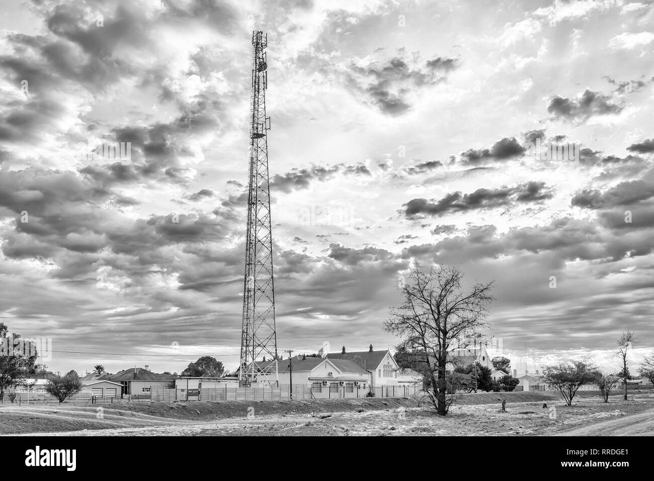 CARNAVON, SUD AFRICA, 1 settembre 2018: una prima mattina scena di strada con una torre di telecomunicazioni ed edifici, in Carnavon nel nord C Foto Stock