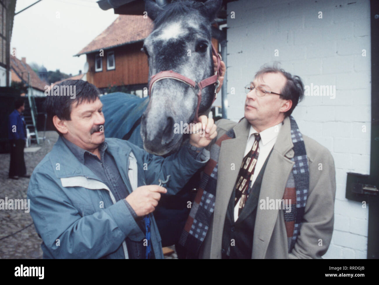 POLIZEIRUF 110- Ein ehemaliger Kollege von Kommissar Schmücke, Herbert Schneider (WOLFGANG WINKLER), hilft ihm bei der Suche nach einem brutalen Pferdemörder. Foto: K. Schmücke (JAECKI SCHWARZ) und Herbert Schneider (WOLFGANG WINKLER) Regie: Matti Geschonneck aka. Der PferdeMörder / Überschrift: POLIZEIRUF 110 / Deutschland 1995 Foto Stock