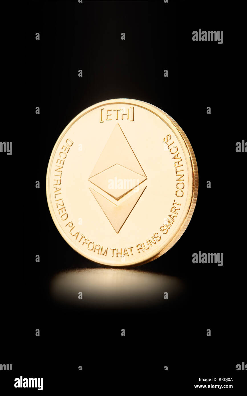 Golden Ethereum, cryptocurrency fisico su nero, tracciato di ritaglio Foto Stock