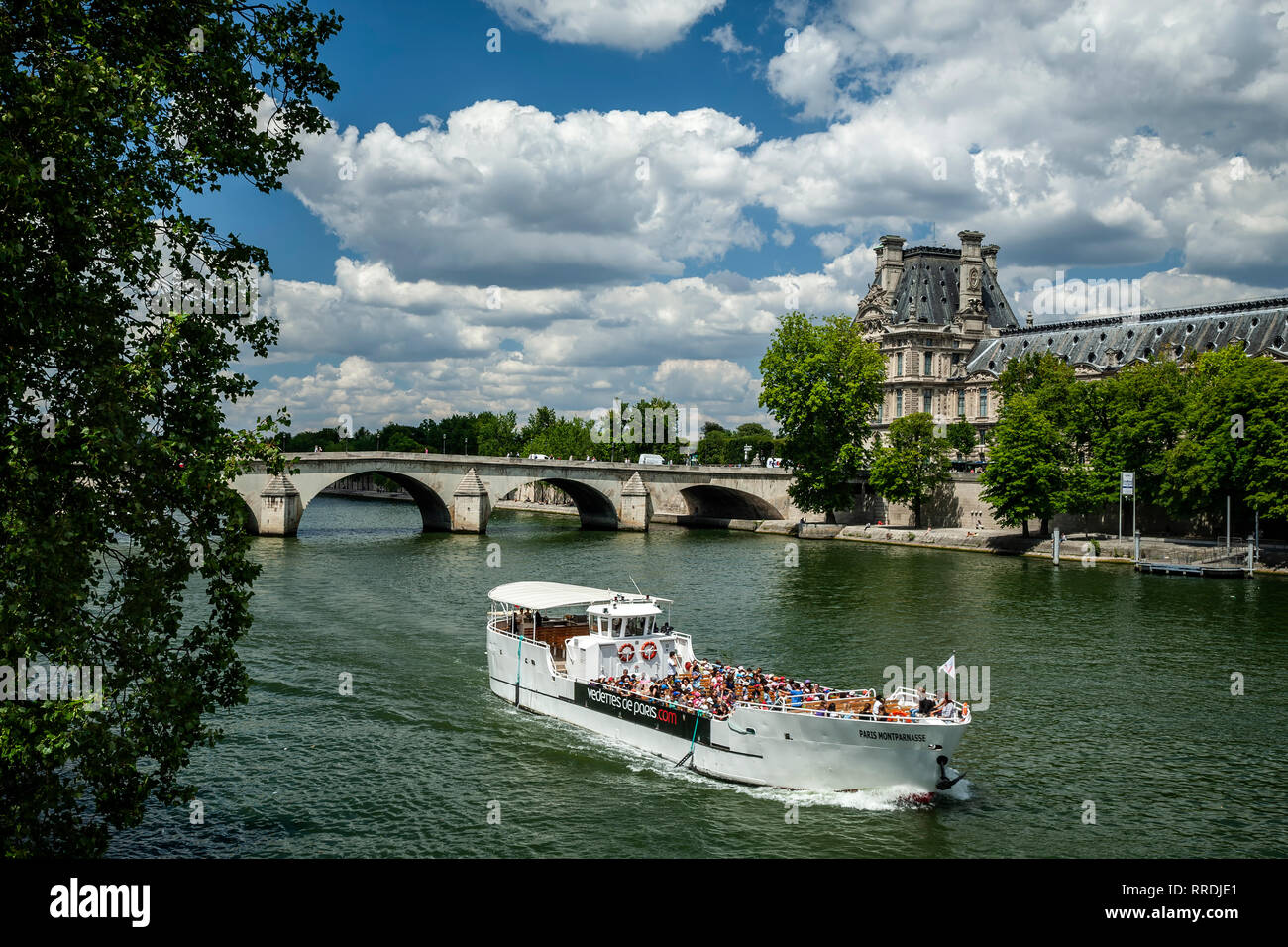 Barca sul Fiume Senna e dal museo del Louvre (fondo), Parigi, Francia Foto Stock