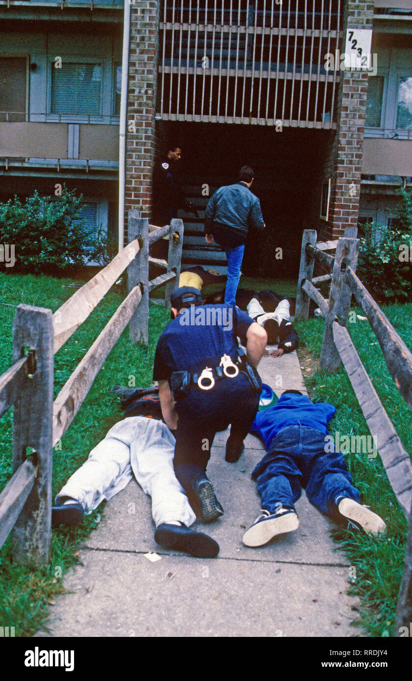 Palmer Park, Maryland, USA, 1990 i membri del Prince Georges County polizia "saltare fuori squadra' arrestare sospetti cocaina crack concessionario. Credito: Mark Reinstein / MediaPunch Foto Stock