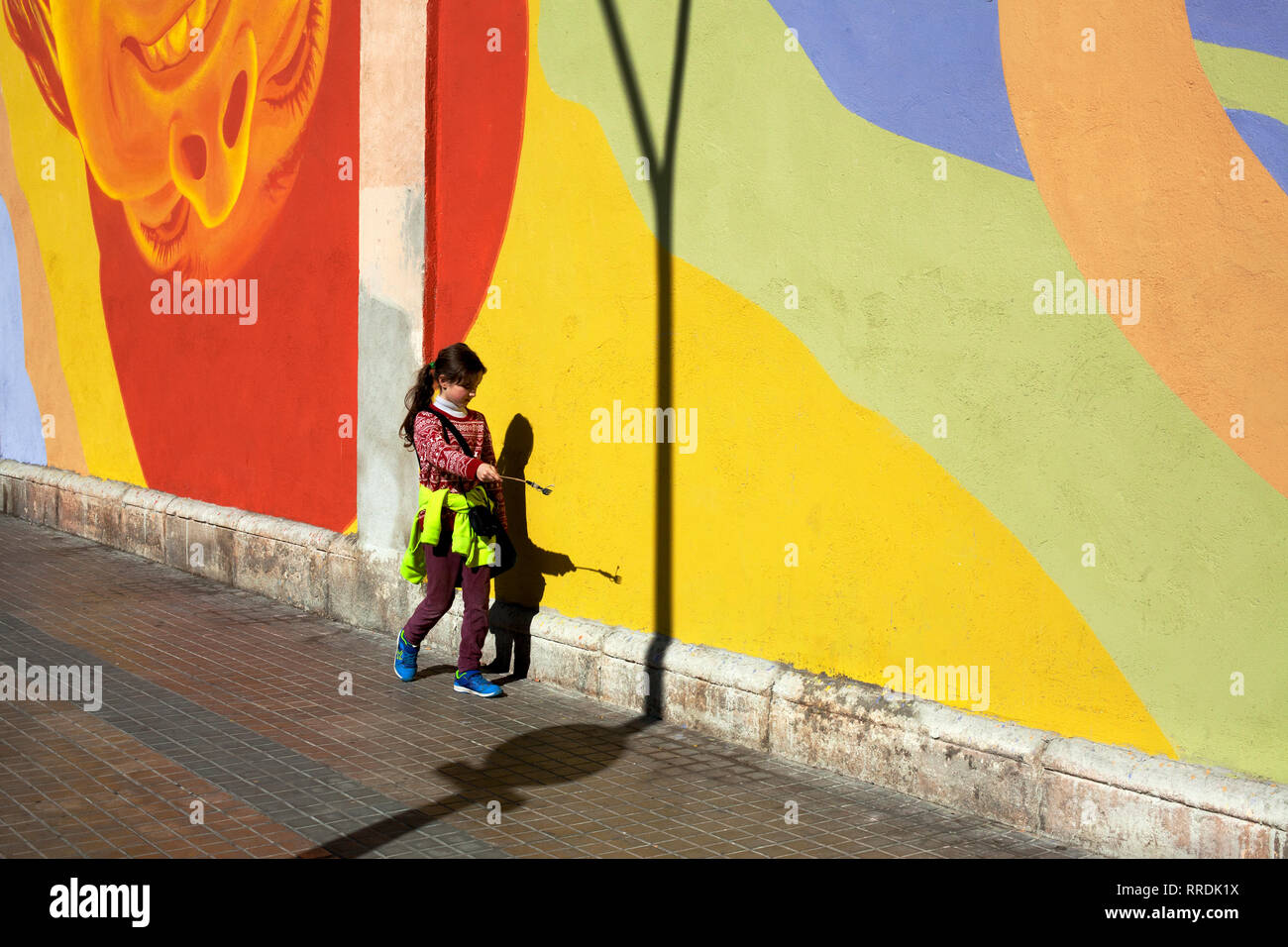 Ragazzo giocando con ombra in strada, Barcelona, Spagna. Foto Stock