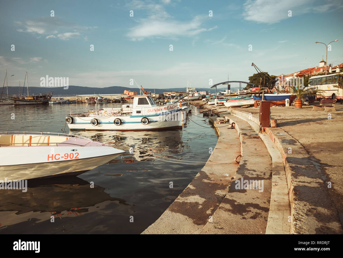 Nesebar, Bulgaria - Luglio 20, 2014: imbarcazioni da diporto ormeggiata in porto vecchio di Nesebar Foto Stock