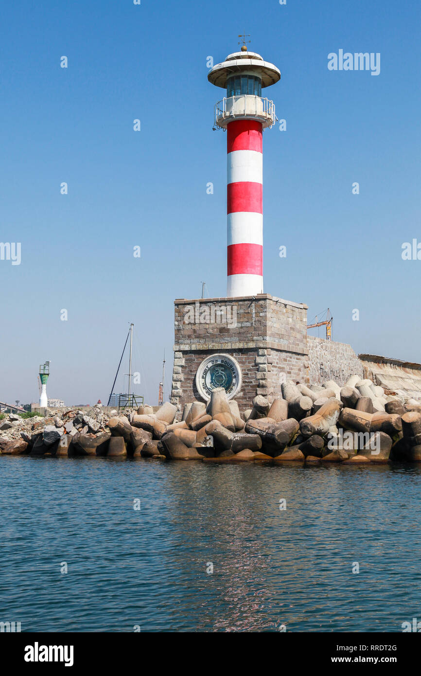 Burgas in Bulgaria - Luglio 22, 2014: a strisce rosse e bianche torre faro del porto di Burgas, Mar Nero Foto Stock