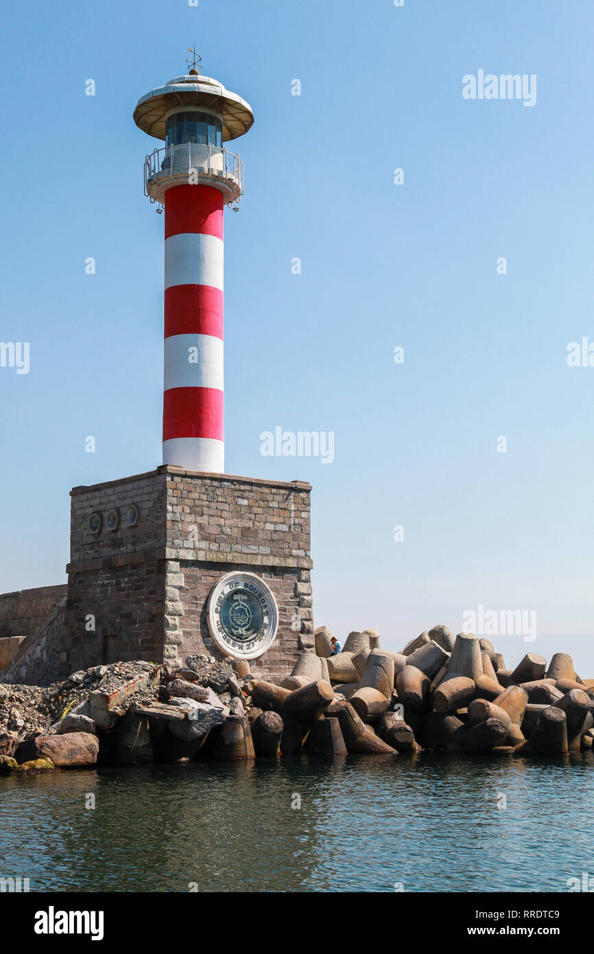 Burgas in Bulgaria - Luglio 22, 2014: a strisce rosse e bianche torre faro segnando l'ingresso del molo del porto di Burgas, il litorale del Mar Nero Foto Stock