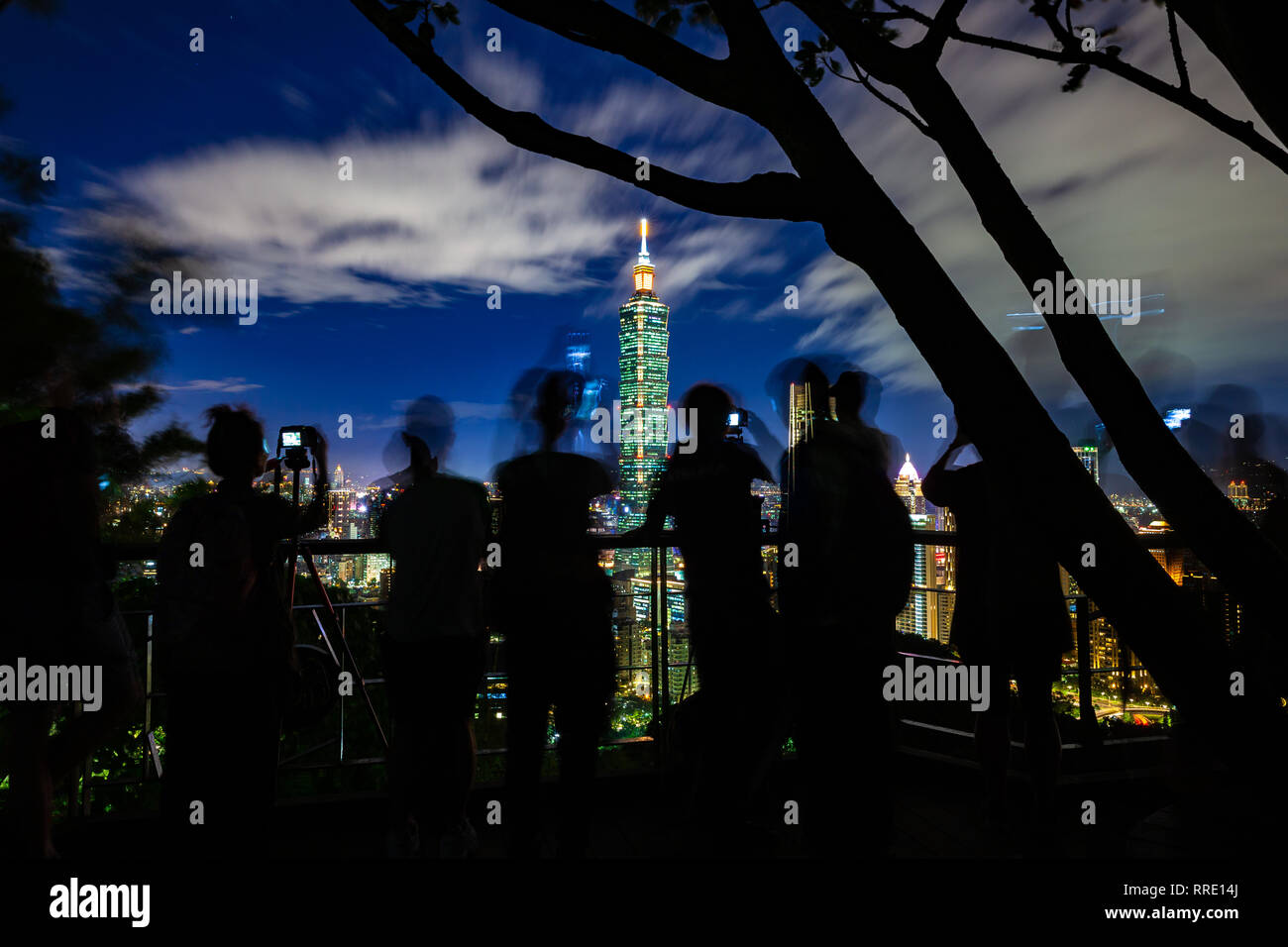 Fotografi e turisti take​ foto della skyline di Taipei dalla montagna di elefante al tramonto, Taiwan Foto Stock