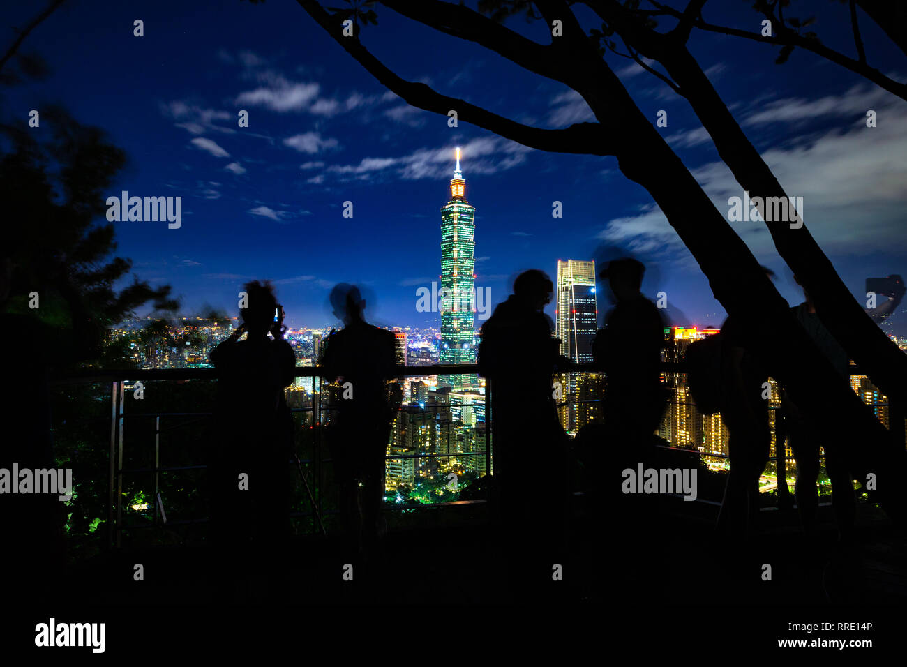 Fotografi e turisti take​ foto della skyline di Taipei dalla montagna di elefante al tramonto, Taiwan Foto Stock