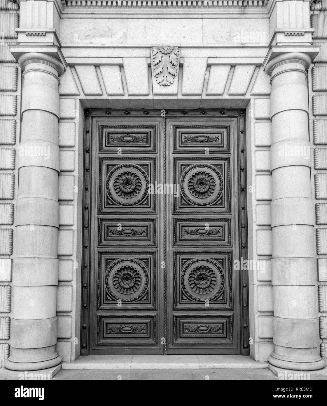 Porta di ingresso della ex (Banco Exterior) sede,. Ora parte del Parlamento spagnolo è un edificio situato a Carrera de San Geronimo Street, Madrid, Spagna Foto Stock