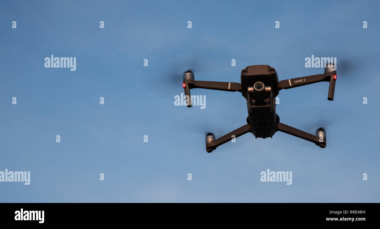 YORK, Regno Unito - 21 febbraio 2019. Un DJI mavic Pro 2 quadcopter drone in volo e passando sotto un cielo blu con copia spazio. Foto Stock