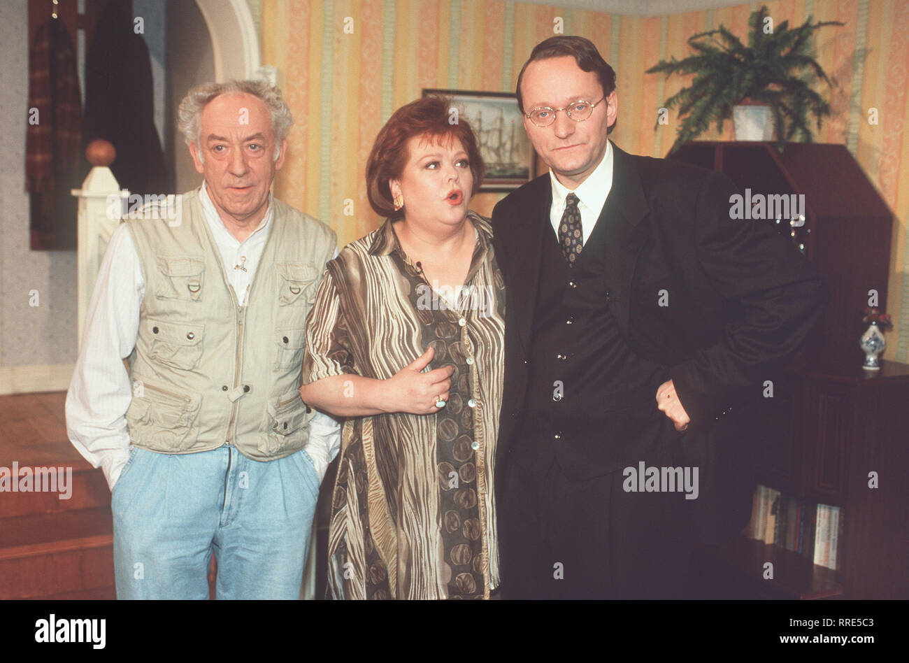 ZEBRALLA / Der Vertrag / Jürgen (DIETER HALLERVORDEN), Gertrud (GUNDULA PETROVSKA), Ingo (FRANK LÜDECKE). / VORRAT / , / DFAvertrag2.3 Überschrift: ZEBRALLA / BRD 2000 Foto Stock