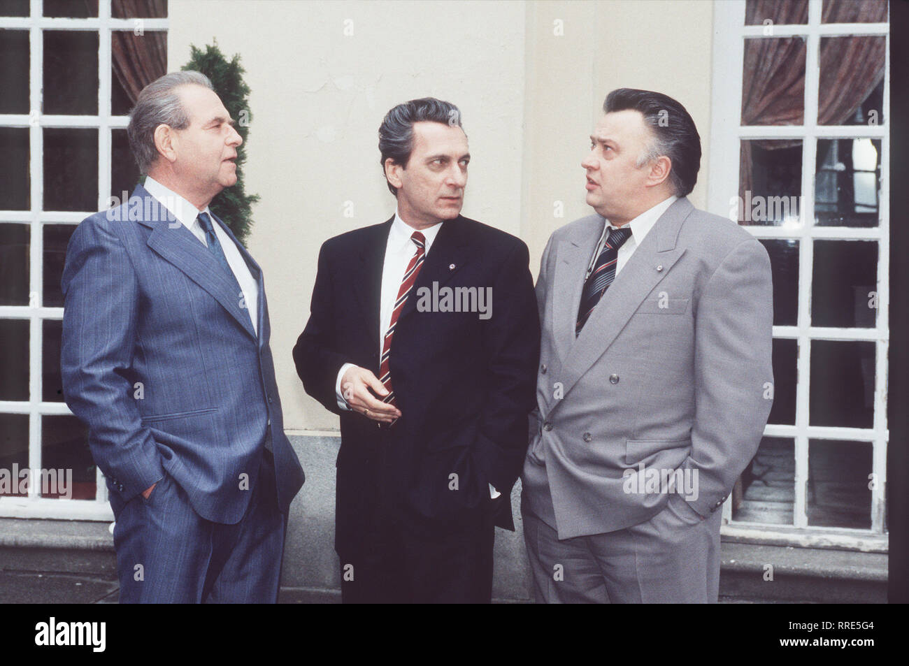 DEUTSCHLANDSPIEL (1) / Das Doku-Drama rekonstruiert die Geschichte vom Fall der Berliner Mauer bis zur Deutschen Einheit. / Foto vlnr.: Gerhard Schörer (HORST MANZ), Egon Krenz (RODOLF KOWALSKI) und Günter Schabowski (BERND STEGEMANN). / V / , 02DFADeuts1c / Überschrift: DEUTSCHLANDSPIEL (1) / D 2000 Foto Stock