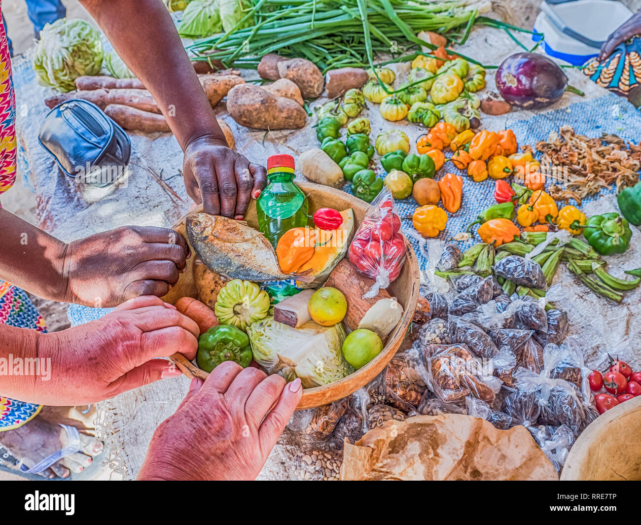 Le mani di un bianco e nero donna facendo shopping insieme al mercato locale Foto Stock