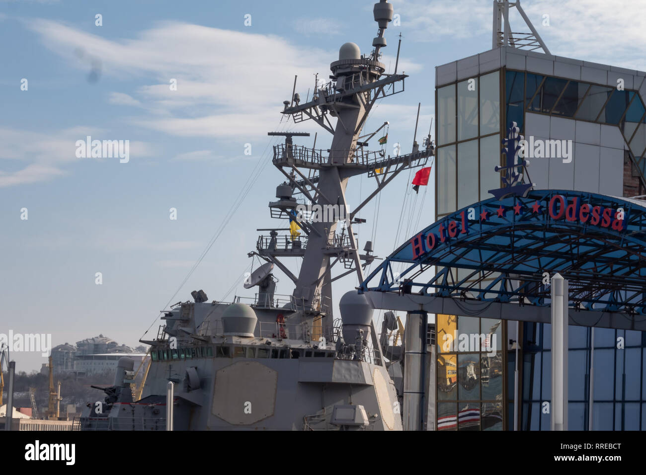 Il cacciatorpediniere Donald Kook nel porto di Odessa.(USS Donald Cook (DDG-75) Odessa. L'Ucraina. 2019.02.25. Mar Nero. Foto Stock