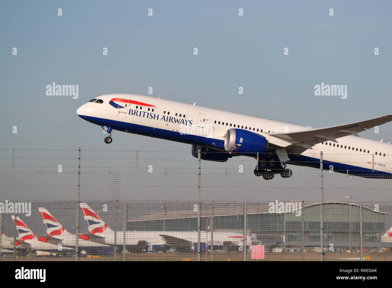 Decollo dall'Aeroporto Heathrow di Londra, Regno Unito Foto Stock