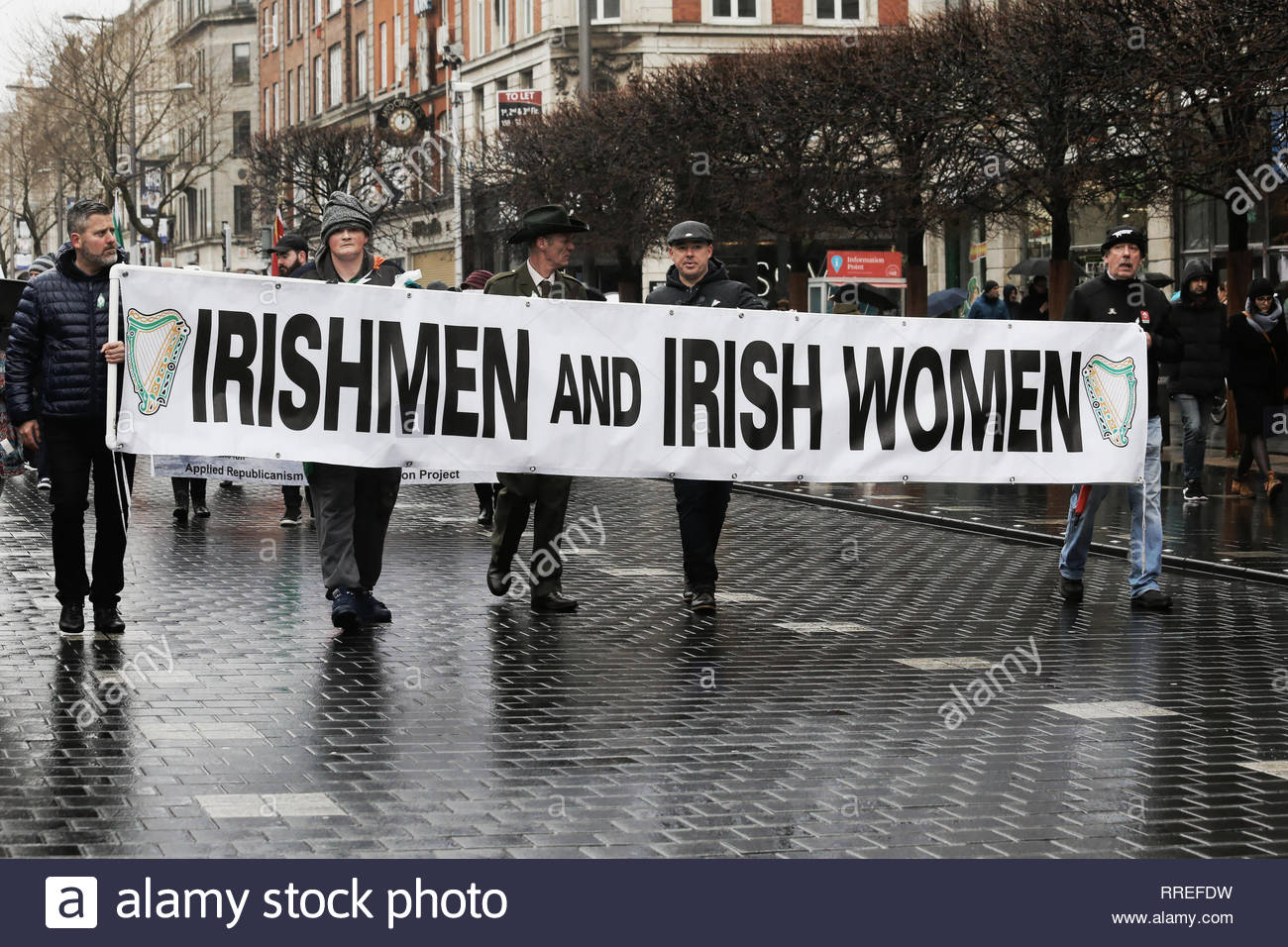 I partecipanti in una parata repubblicana portano un segno all'O'Connell Street nel 2018 Foto Stock