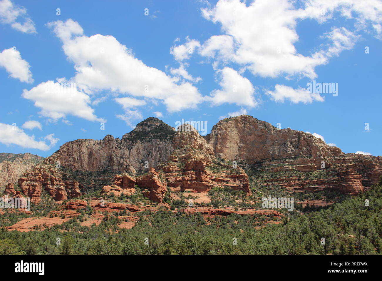 Sedona, in Arizona è un sogno dei fotografi con la sua iconica formazioni di rosso e arancio creste di arenaria, pinnacoli e guglie, scogliere e formazioni rocciose. Foto Stock